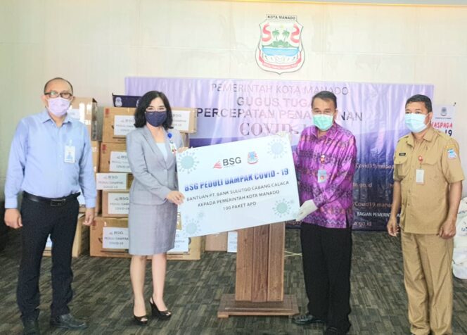 
 Sekda Kota Manado, Micler Lakat, saat menerima bantuan dari Bank SulutGo dan PT Taspen