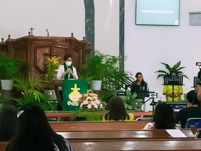 
 Pnt Paula Runtuwene memimpin ibadah WKI Wilayah Manado Winangun