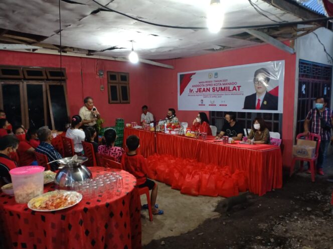 
 Srikandi PDIP Jean Sumilat Gelar Reses dan Salurkan Bansos di Malalayang I