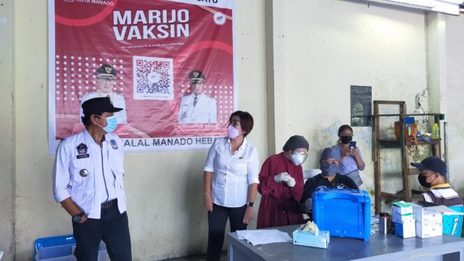 
 Camat Malalayang, Reyn Heydemans bersama Lurah Winangun Satu Syeni Sege, saat memantau proses vaksinasi tahap pertama di Balai Desa Winangun Satu, Rabu (30/7/2021).