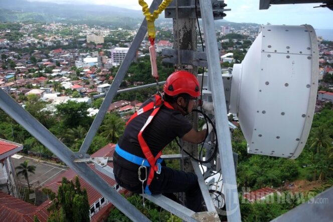 
 Salah satu teknisi tower saat melakukan service  tower XL Axiata di Kelurahan Tanjung Batu, Kecamatan Wanea, Kota Manado. (Gambar ilustrasi)