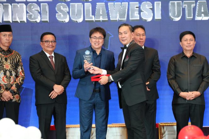 
 Walikota Manado Terima Penghargaan di Penganugerahan Mapalus Pendidikan