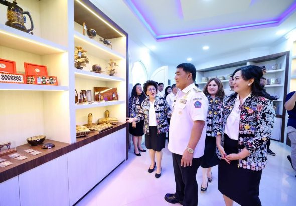 gubernur-yulius-resmikan-galeri-dekranasda-sulut-dorong-produk-lokal-jadi-etalase-wisata-dunia (1)