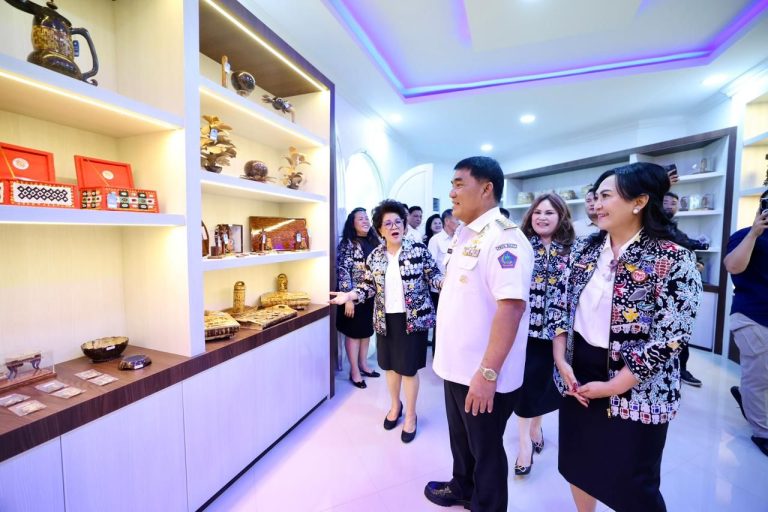 gubernur-yulius-resmikan-galeri-dekranasda-sulut-dorong-produk-lokal-jadi-etalase-wisata-dunia (1)